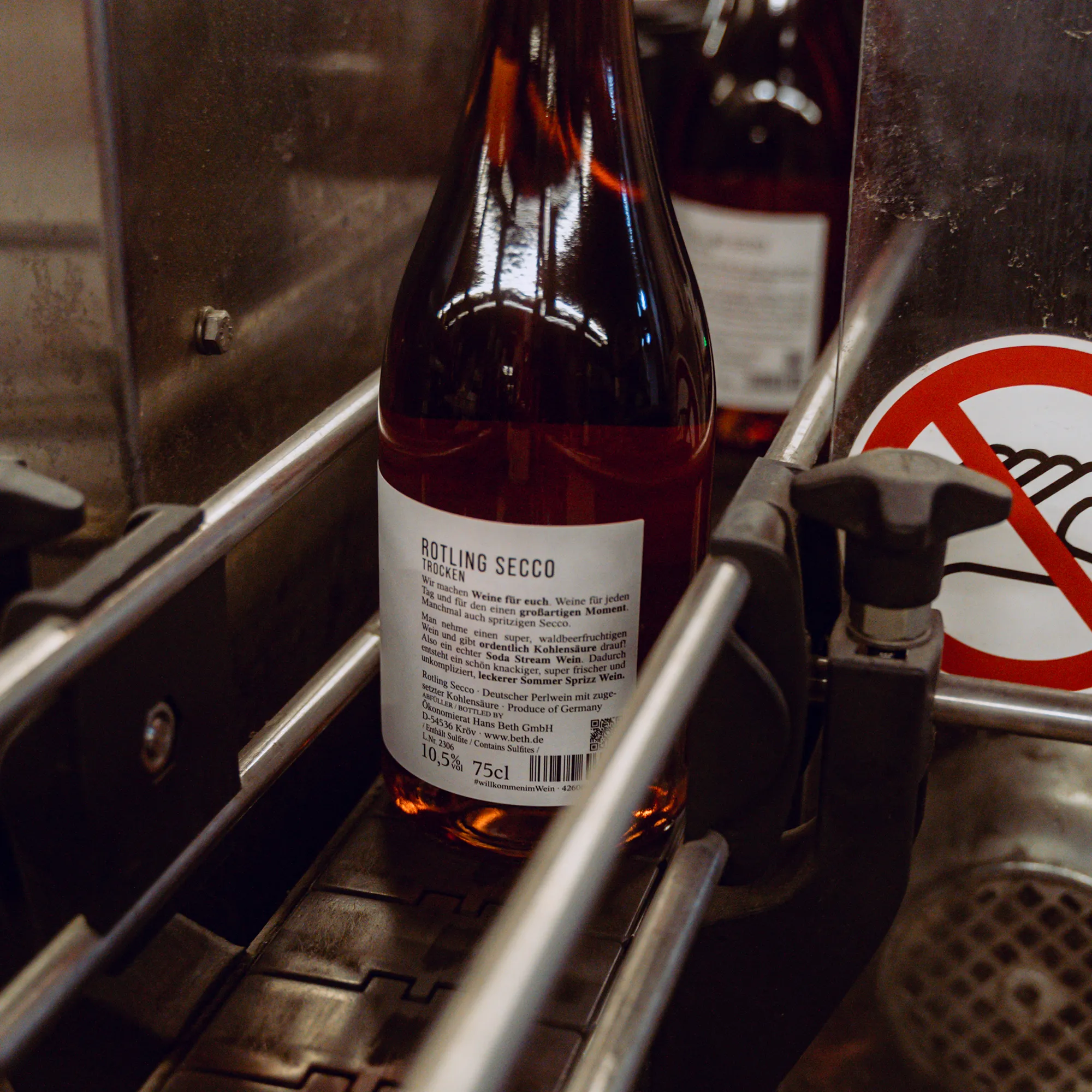 Rotling Secco auf der Etikettiermaschine im Weinhaus Beth