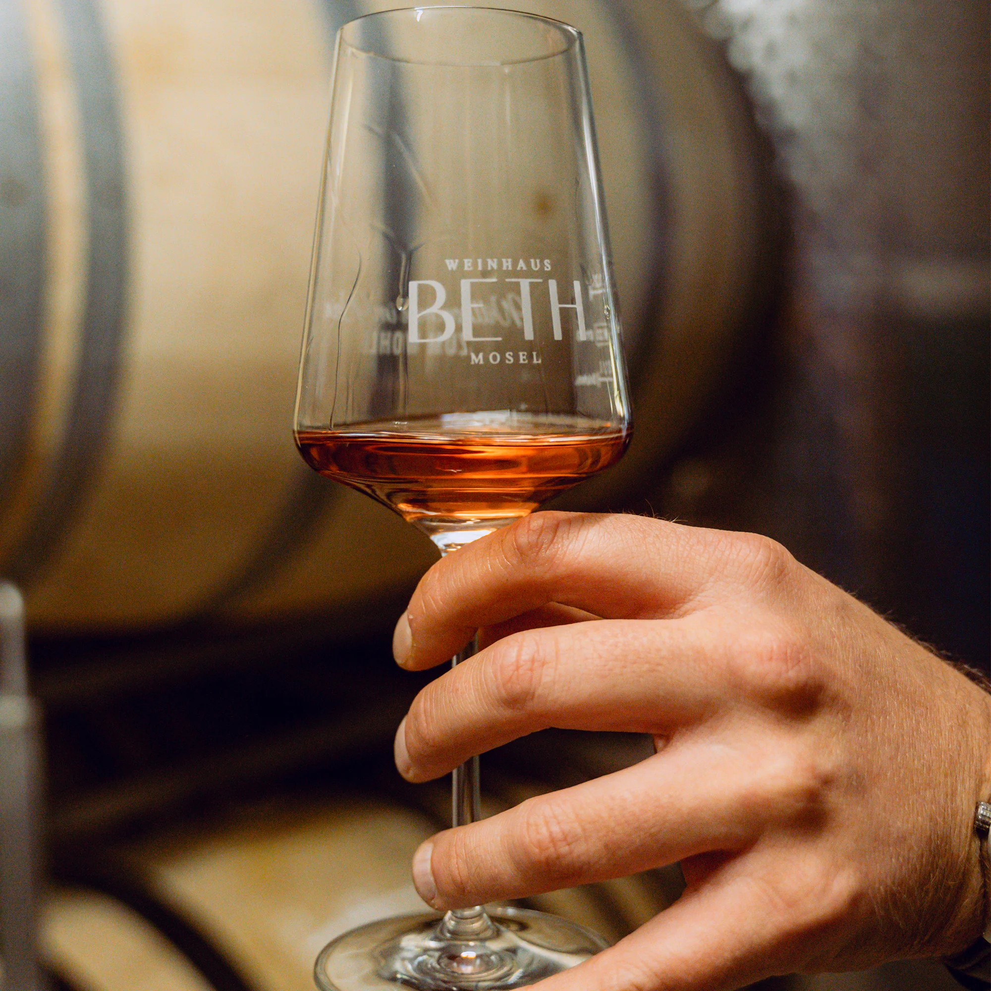 Holzfassgereifter Schnaps Trester aus der Brennerei des Weinhaus Beth