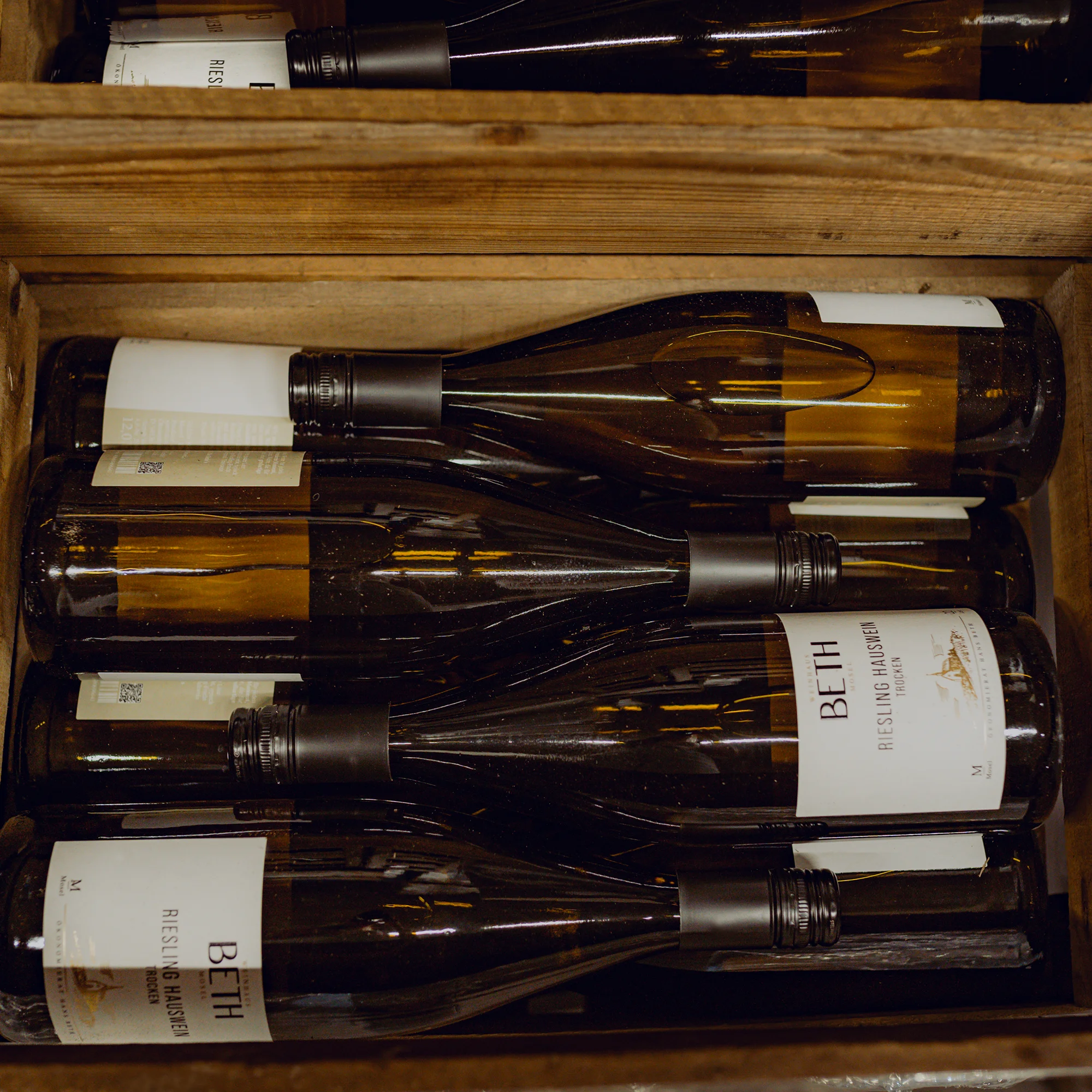 Weinflaschen in historischer Weinsteige im Weinhaus Beth an der Mosel
