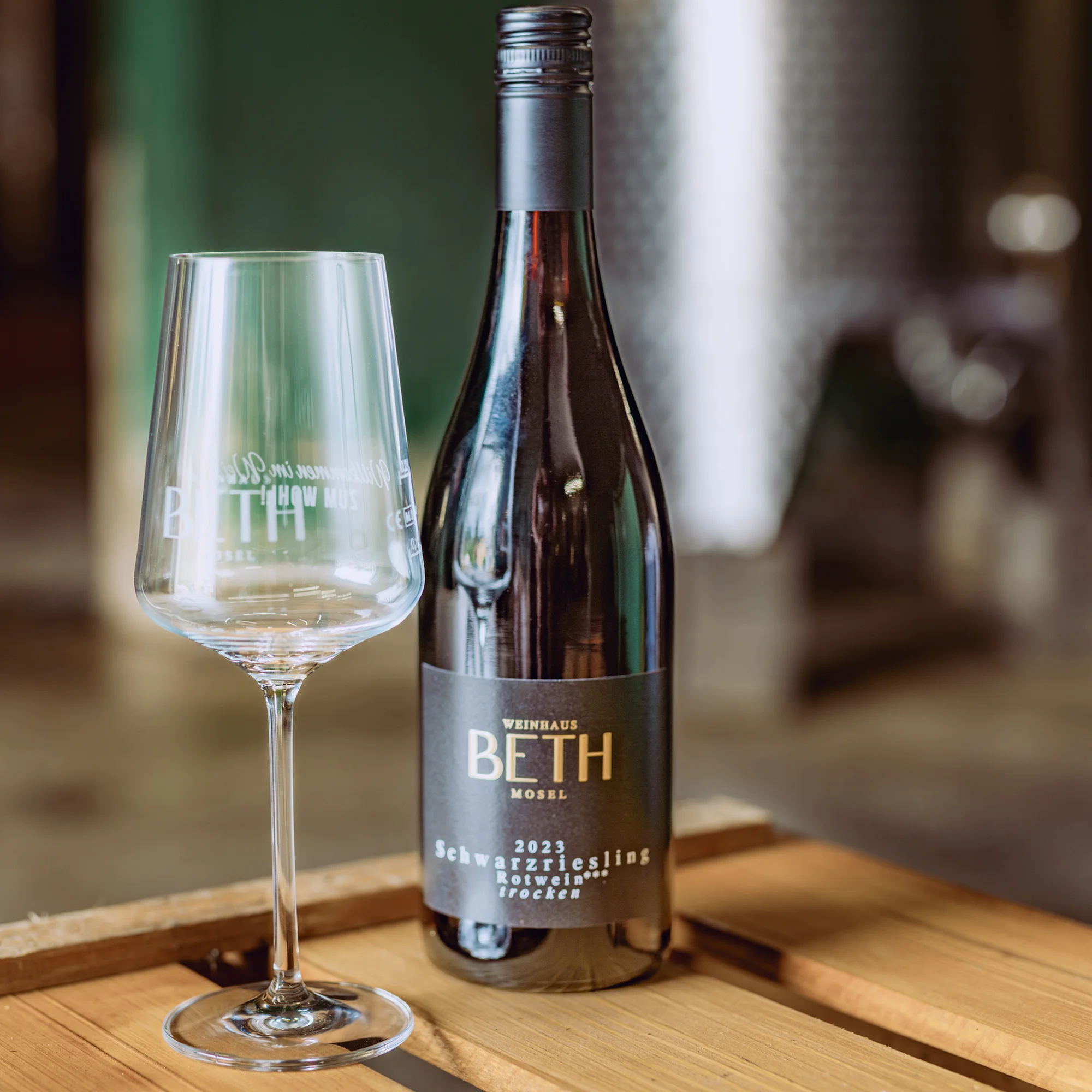 Schwarzriesling Rotwein trocken vom Weinhaus Beth im Weinkeller